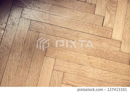 Parquet floor of an old room 127413381