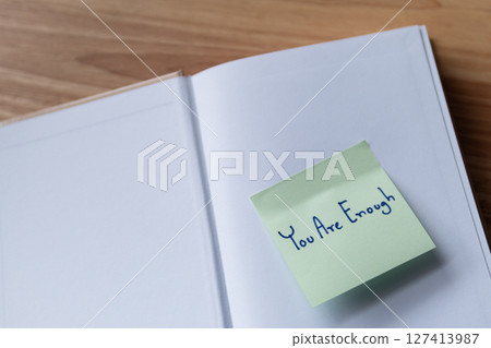 Inspirational message sticky note desk minimalistic setting close-up positivity concept 127413987