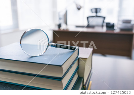 放大鏡和厚書 127415033