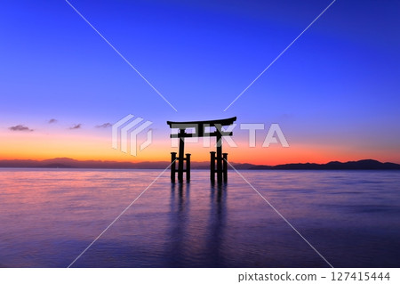 [滋賀郡]白須神社大鳥居湖的黎明（琵琶湖） 127415444