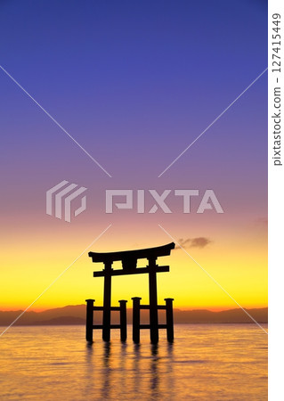 [滋賀郡]白須神社大鳥居湖的黎明（琵琶湖） 127415449