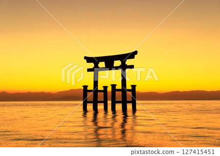 [滋賀郡]白須神社大鳥居湖的黎明（琵琶湖） 127415451