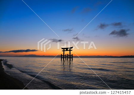 [Shiga Prefecture] Dawn at the large torii gate of Shirahige Shrine in the lake (Lake Biwa) 127415457