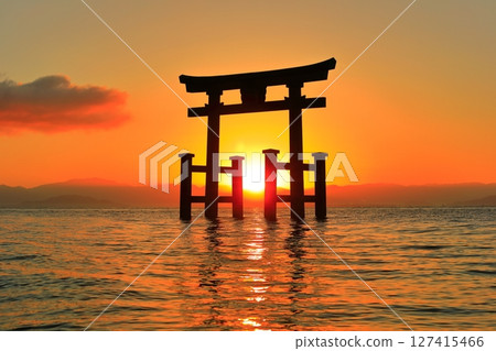 [Shiga Prefecture] Shirahige Shrine's large torii gate in the lake and sunrise (Lake Biwa) 127415466
