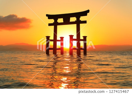 [滋賀郡] 白須神社湖中的大鳥居與日出（琵琶湖） 127415467