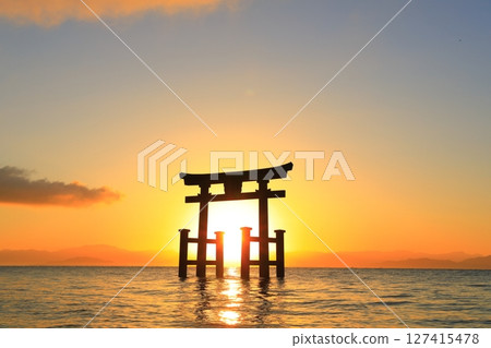 [滋賀郡] 白須神社湖中的大鳥居與日出（琵琶湖） 127415478