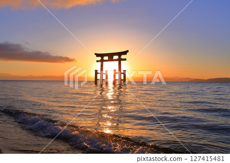 [滋賀郡] 白須神社湖中的大鳥居與日出（琵琶湖） 127415481