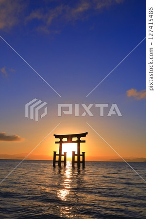 [滋賀郡] 白須神社湖中的大鳥居與日出（琵琶湖） 127415486