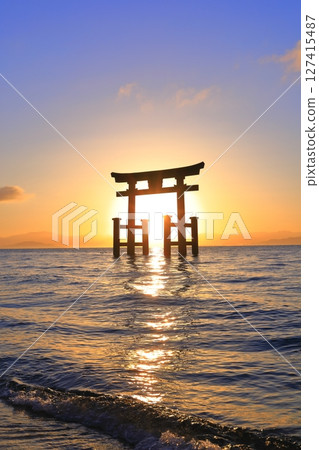 [滋賀郡] 白須神社湖中的大鳥居與日出（琵琶湖） 127415487