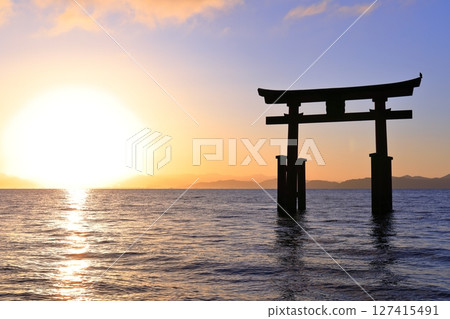 [Shiga Prefecture] Shirahige Shrine's large torii gate in the lake and sunrise (Lake Biwa) 127415491