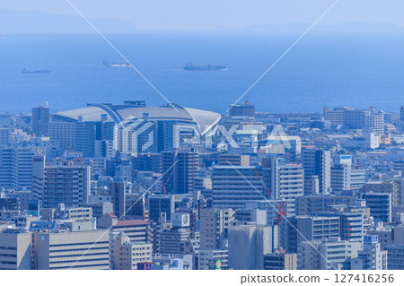 初夏的神戶市容，眺望神戶禦崎公園球技場（兵庫縣神戶市兵庫區） 127416256