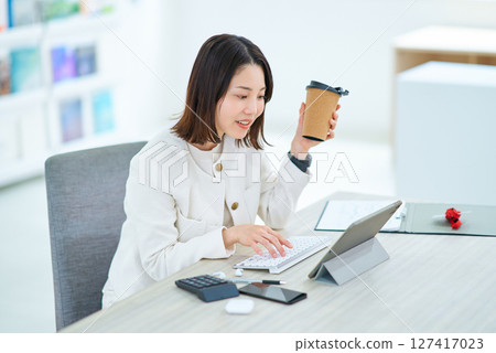 一位女士下班後正在喝咖啡 127417023
