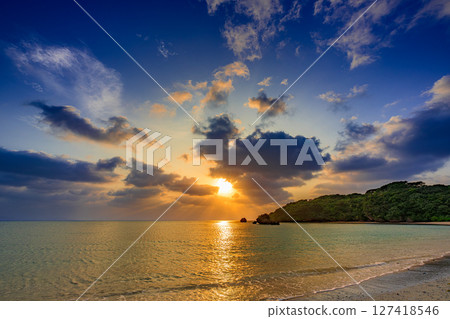 石垣島夕陽西下，波光粼粼，浪漫靜謐的海岸 127418546