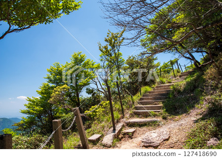 Promenade in the mountain park on Mt. Gozaisho 127418690