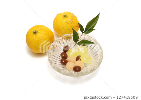 Throat lozenges with yuzu and nandina leaves on white background 127419509