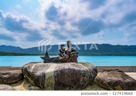凝視川平灣大海的母子美人魚銅像 127419668