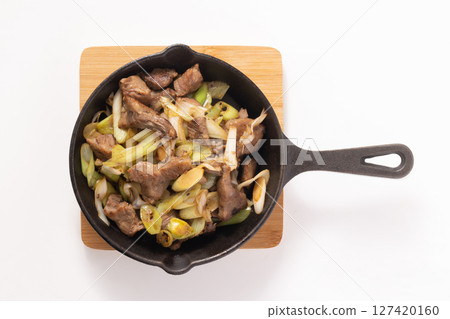 Grilled beef tongue with green onions and salt 127420160