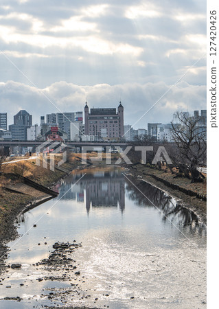 Sakuragawa River in Mito on a winter morning 127420426