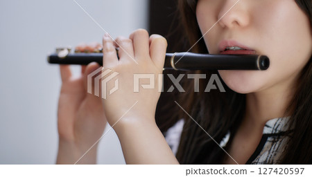 吹短笛的年輕女子 127420597