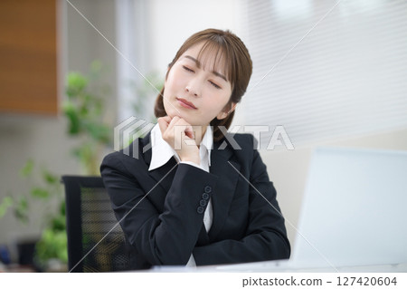 一位年輕的女商人因肩膀僵硬而感到不適 127420604