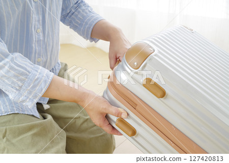 拿著旅行袋的老年婦女的手 127420813