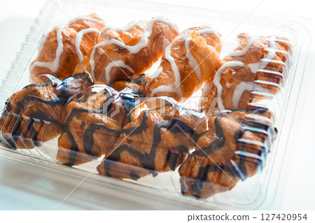 早餐吃一包白巧克力和黑巧克力迷你可頌 127420954