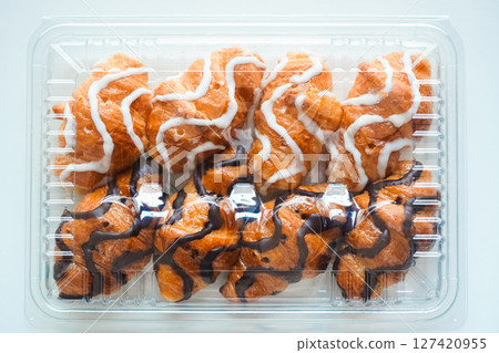 早餐吃一包白巧克力和黑巧克力迷你可頌 早餐吃一包白巧克力和黑巧克力迷你可頌 127420955