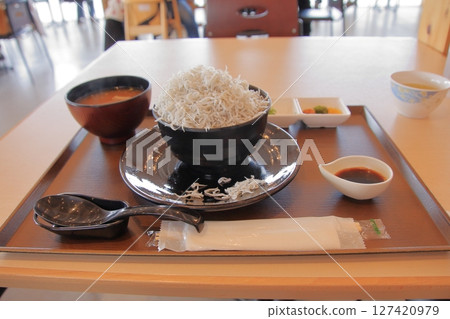 和歌山縣有田市濱之宇多瀨生鮮市場的白砂蓋飯 和歌山縣有田市濱之宇多瀨生鮮市場的白砂蓋飯 127420979