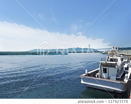 從港口眺望明石海峽大橋和淡路島（橫向構圖） 127421578