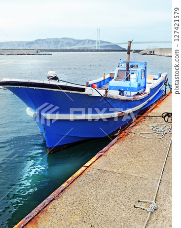 停泊的漁船和明石海峽大橋 [垂直構圖] 127421579