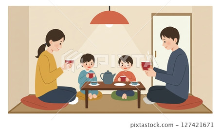 一家人圍坐在餐桌旁，笑容滿面，溫馨一刻 127421671