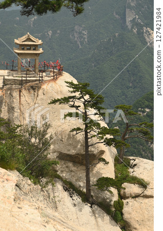 Chess Pavilion from the East Peak Hiking to see the many peaks of Huashan Mountain is one of the most famous tourist attractions in China. 127421984
