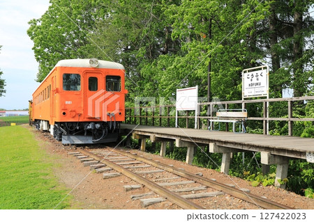 舊 JNR 廣尾線興福站遺址中保存的 Kiha 22 系列機車（日本北海道帶廣市） 127422023