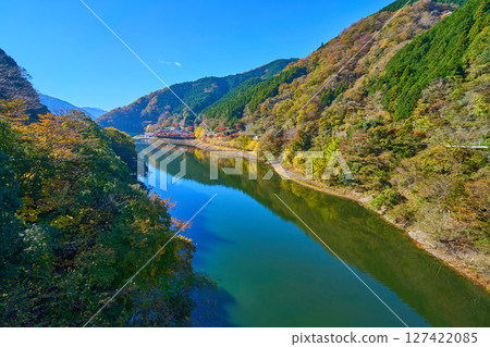 Autumn in Yamakita Town, Kanagawa Prefecture, looking south towards Yaizu from Nakagawa Bridge over the north side of Lake Tanzawa (Kawachi River) 127422085