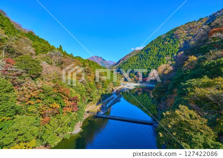 Autumn in Yamakita Town, Kanagawa Prefecture, looking north toward the Nakagawa River from Nakagawa Bridge over Lake Tanzawa (Kawachi River) (including the Kawachi River sand storage dam) 127422086