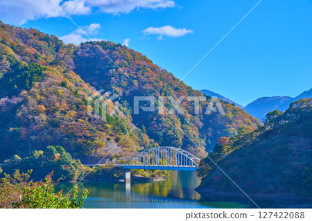 神奈川縣山北市丹澤湖的秋景，朝向四座大橋 127422088