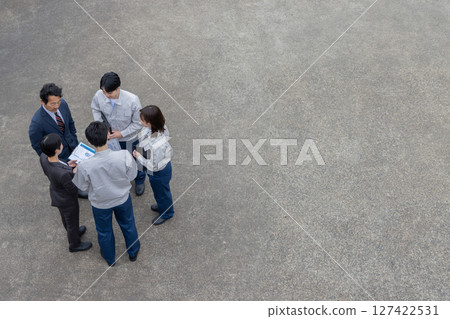 公司員工在戶外合影 127422531