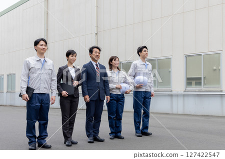 公司員工在工廠前排隊 127422547
