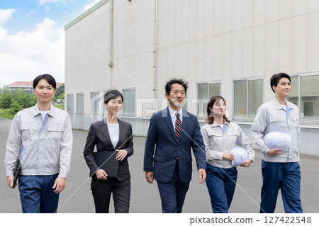 一群工人在工廠前行走 一群工人在工廠前行走 127422548