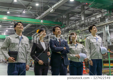 工廠裡一群工人並肩站著 工廠裡一群工人並肩站著 127422549
