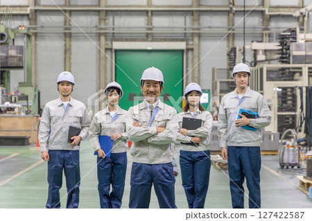 一群工人在工廠工作 127422587