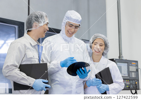 在工廠工作的工人 127422599