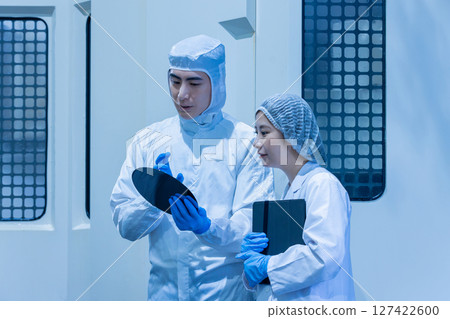 在工廠工作的工人 在工廠工作的工人 127422600