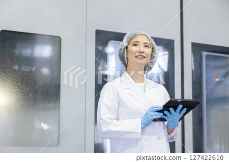 一名工人在工廠使用平板電腦工作 127422610