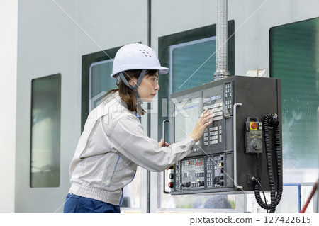 一名女工在工廠控制面板前工作 127422615