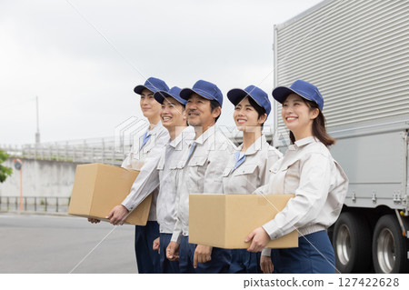 一群送貨人員在一輛卡車前排隊 127422628