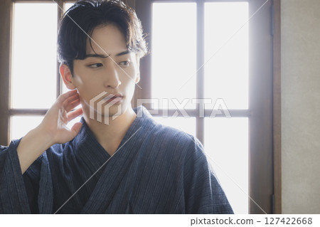 穿著浴衣的年輕人 穿著浴衣的年輕人 127422668