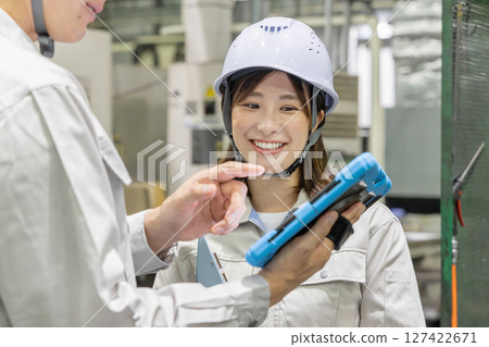 一群工人在工廠工作 127422671