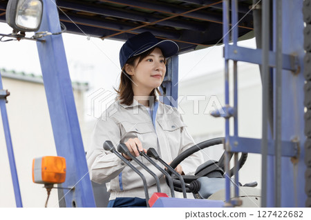 操作鏟車的女工 操作鏟車的女工 127422682