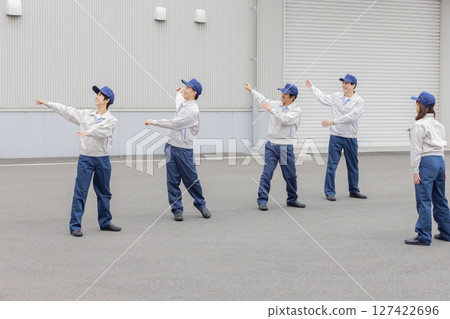 一群工人在工廠前鍛煉 127422696